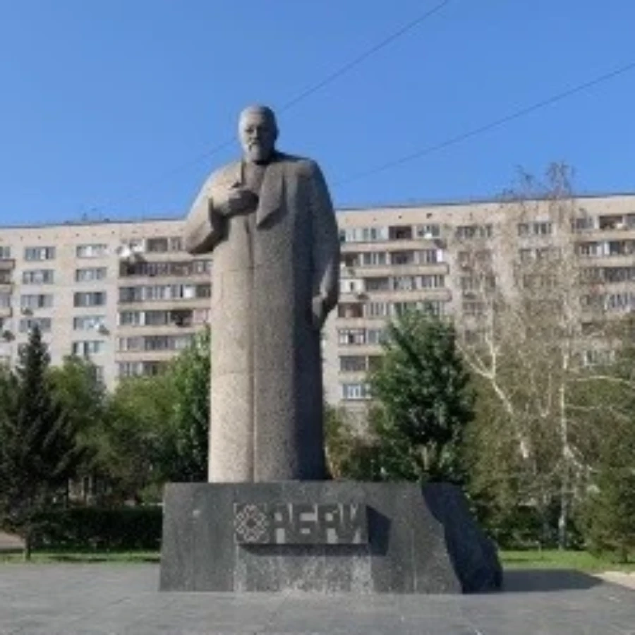 Семейдегі Абай ескерткіші