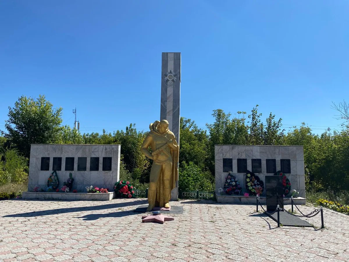 Кеңес Одағының Батыры Л. С. Константиновтың бейіті