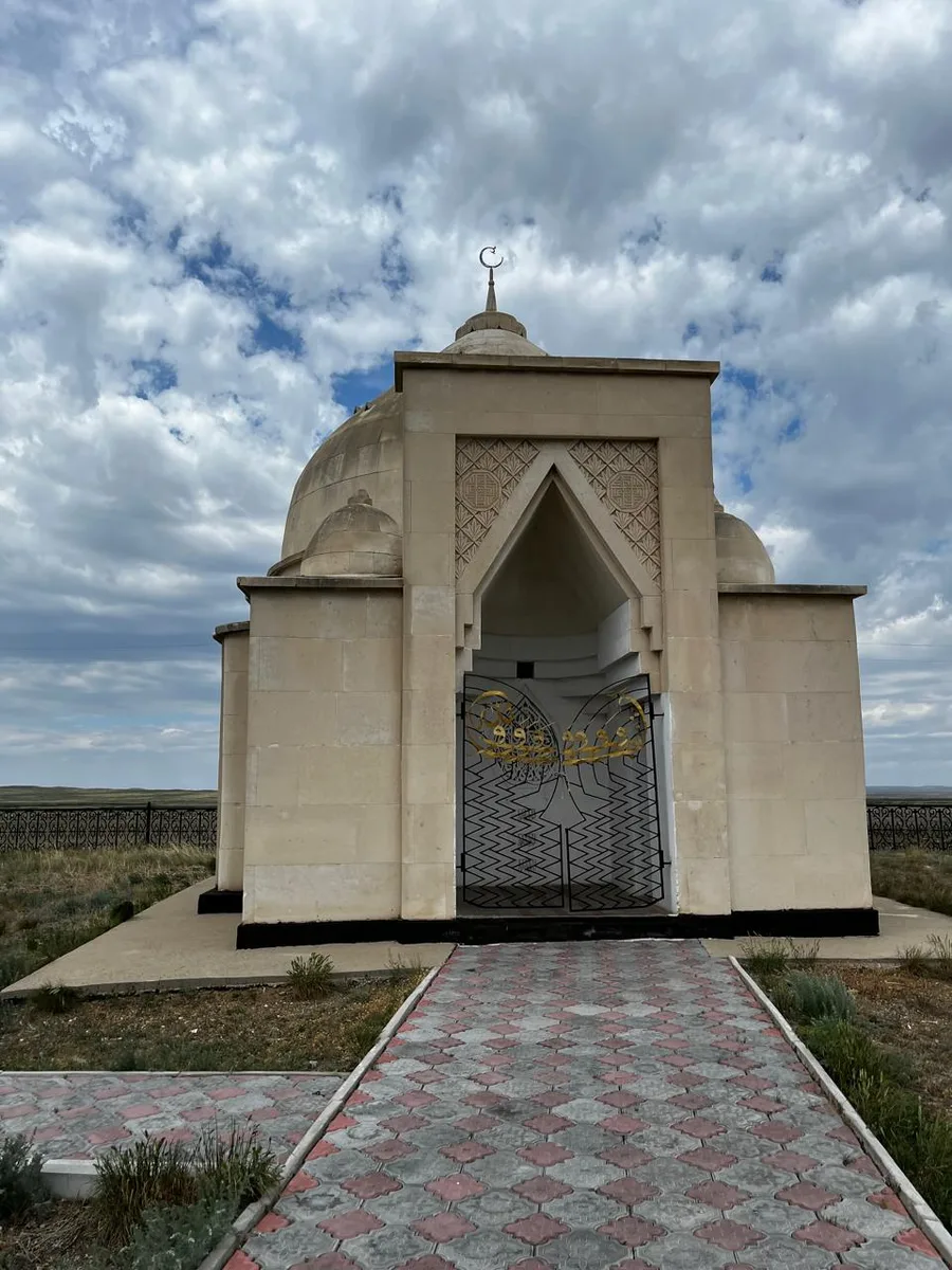 Омархан мен Нұржамал мазары