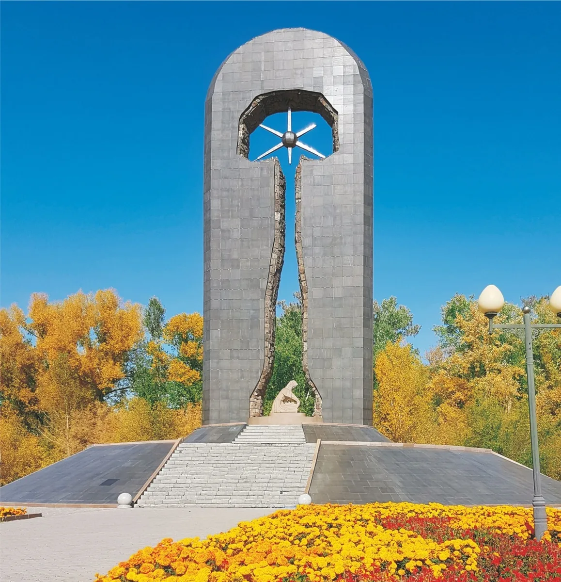 "Ажалдан да күшті" мемориалы, авторы Ш. Ы . Уәлиханов