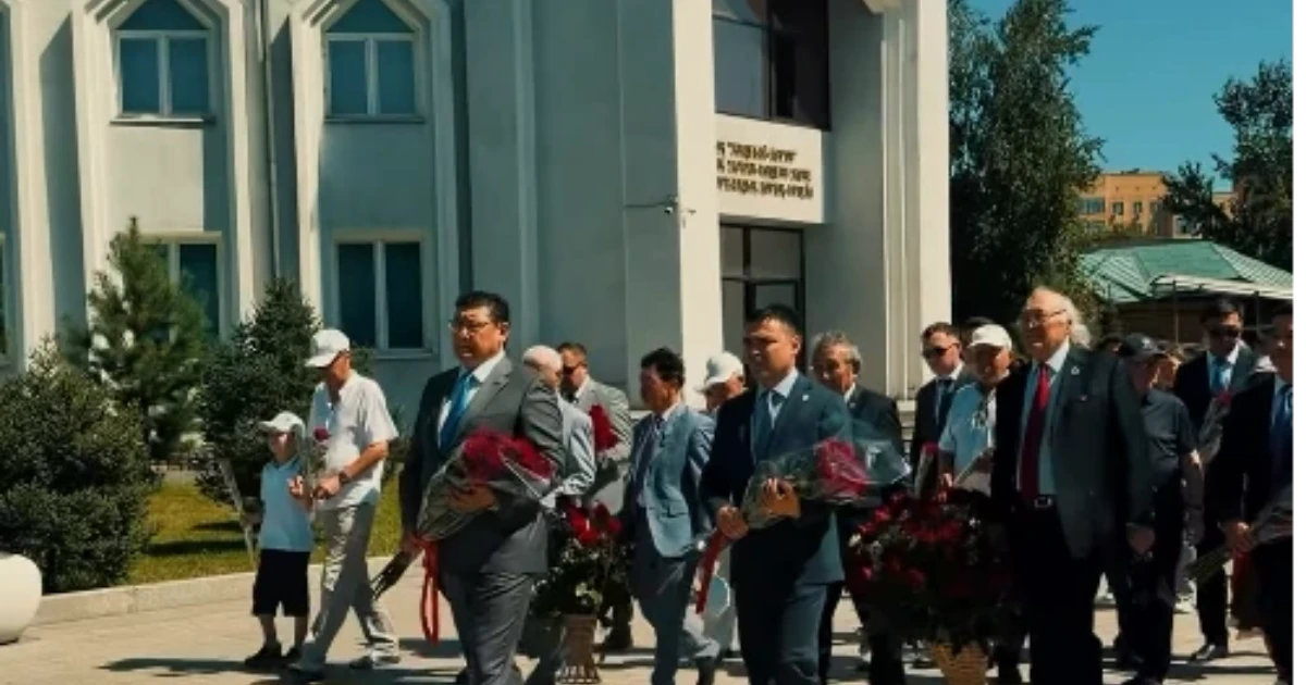 Состоялась церемония возложения цветов к памятнику Абаю