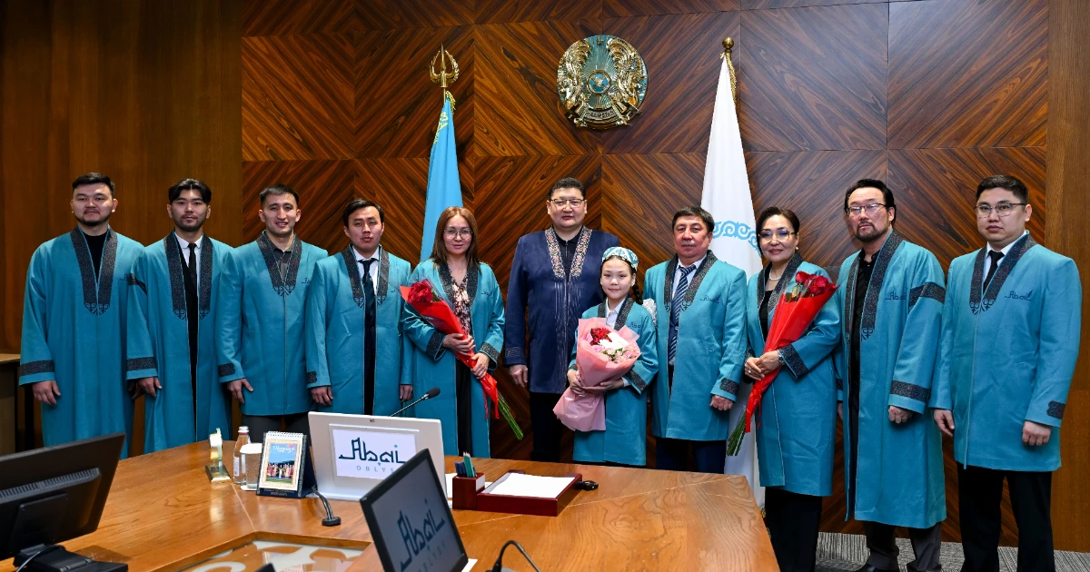 “Zhaiyk kelip Ertiske kosylganda”: members of the Abai Region team were draped with national chapans