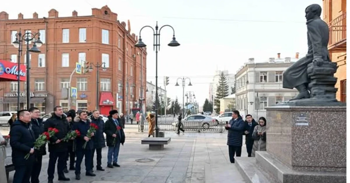 Абай облысының делегациясы Омбыдағы Шоқан Уәлиханов ескерткіші мен Кемел Тоқаевтың мемориалдық тақтасына барды